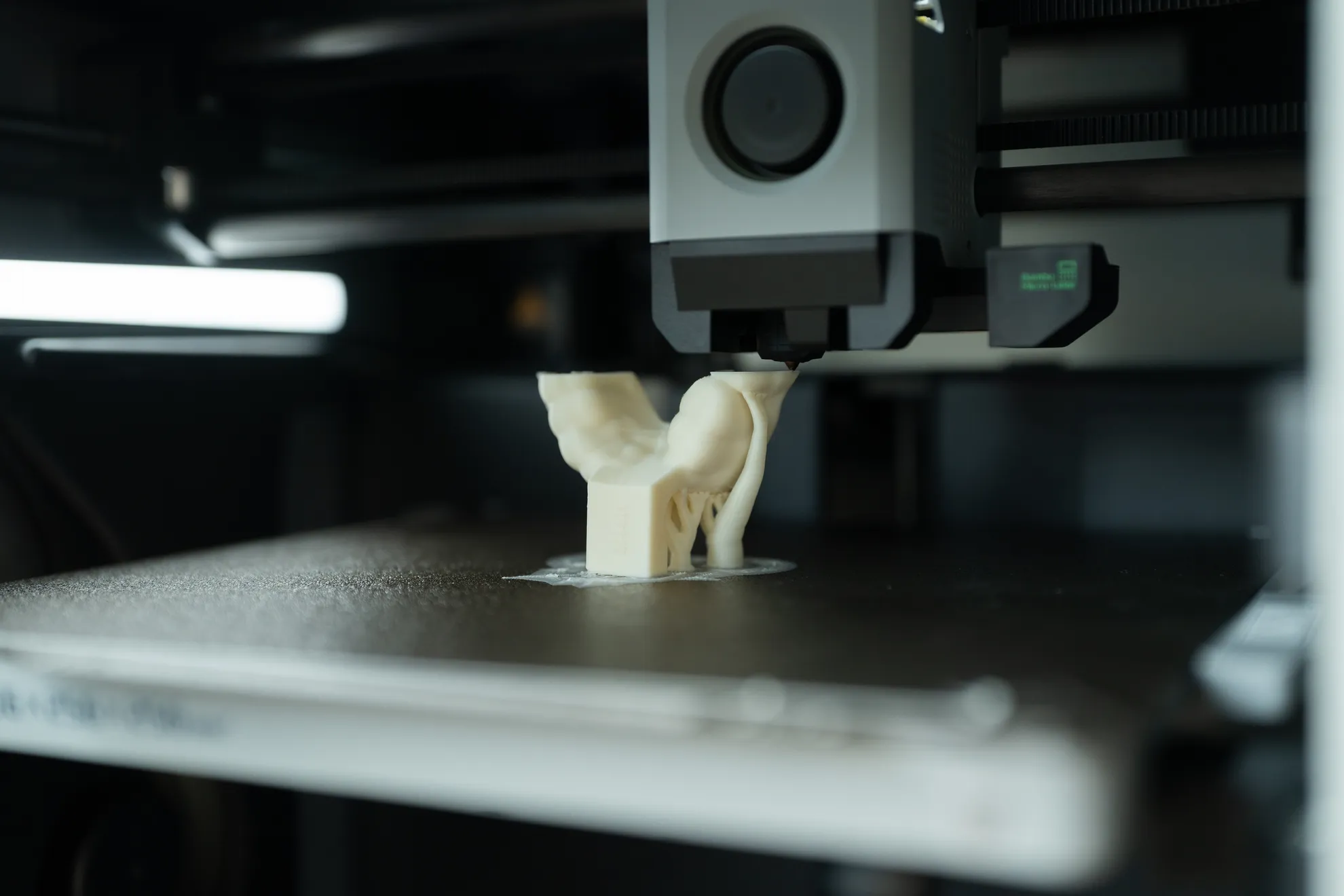 Ein 3D-Drucker erstellt ein Objekt